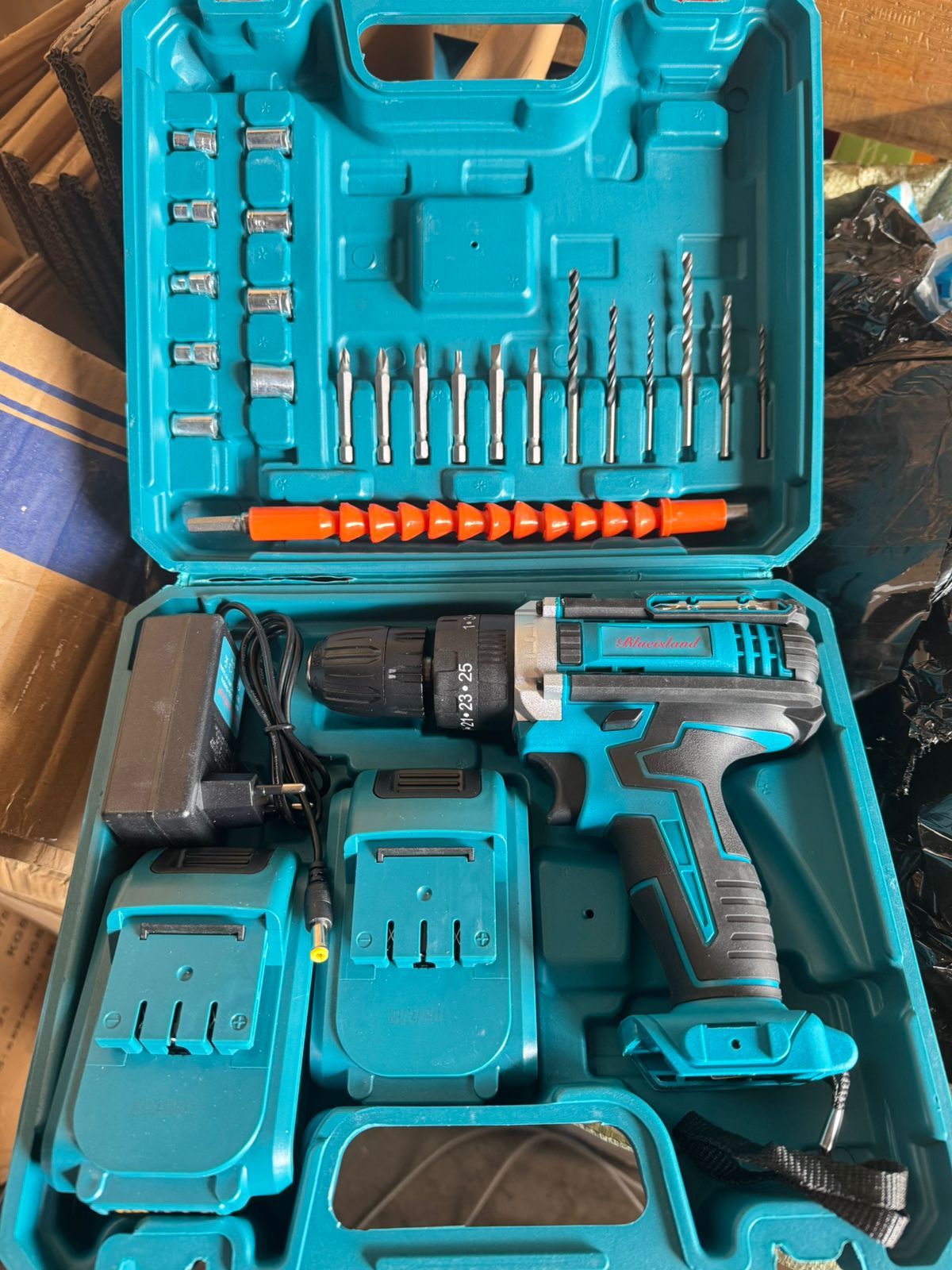 TALADRO INALAMBRICO 2 BAT + ACCESORIOS DE REGALO